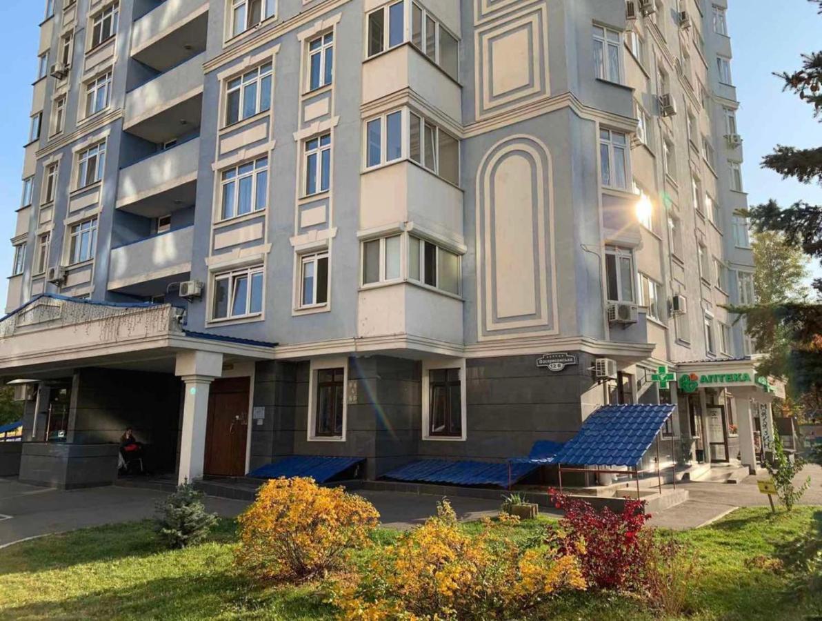 Modern Apartment Near Park Kijev Kültér fotó
