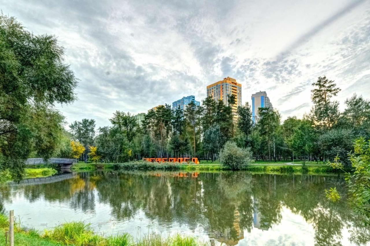 Modern Apartment Near Park Kijev Kültér fotó